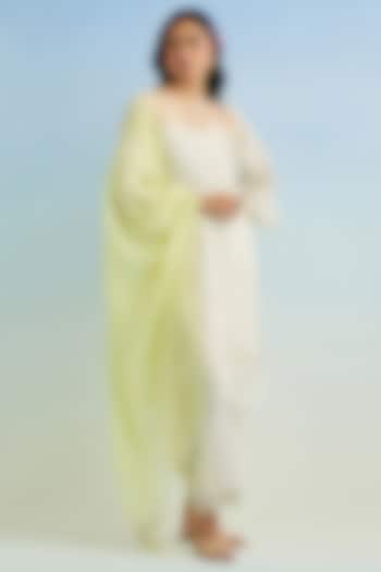 Ivory Mul Chanderi Thread Embroidered High-Low Kurta Set by Anantaa By Roohi Trehan at Pernia's Pop Up Shop