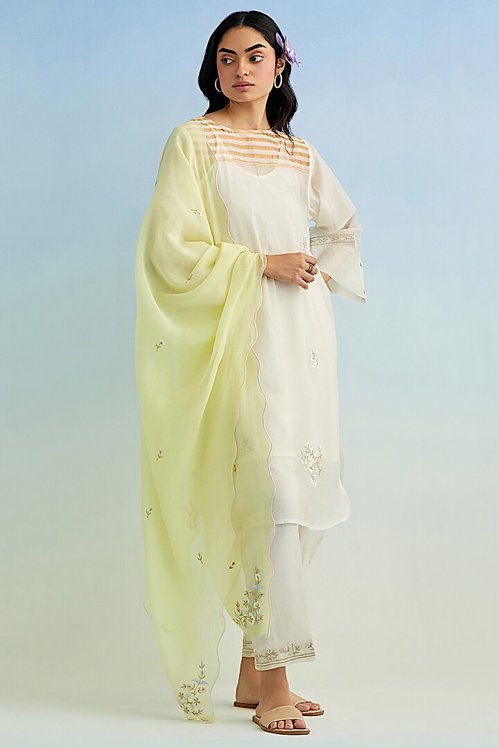Ivory Mul Chanderi Thread Embroidered High-Low Kurta Set by Anantaa By Roohi Trehan at Pernia's Pop Up Shop