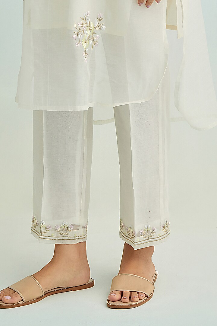 Ivory Mul Chanderi Thread Embroidered High-Low Kurta Set by Anantaa By Roohi Trehan at Pernia's Pop Up Shop