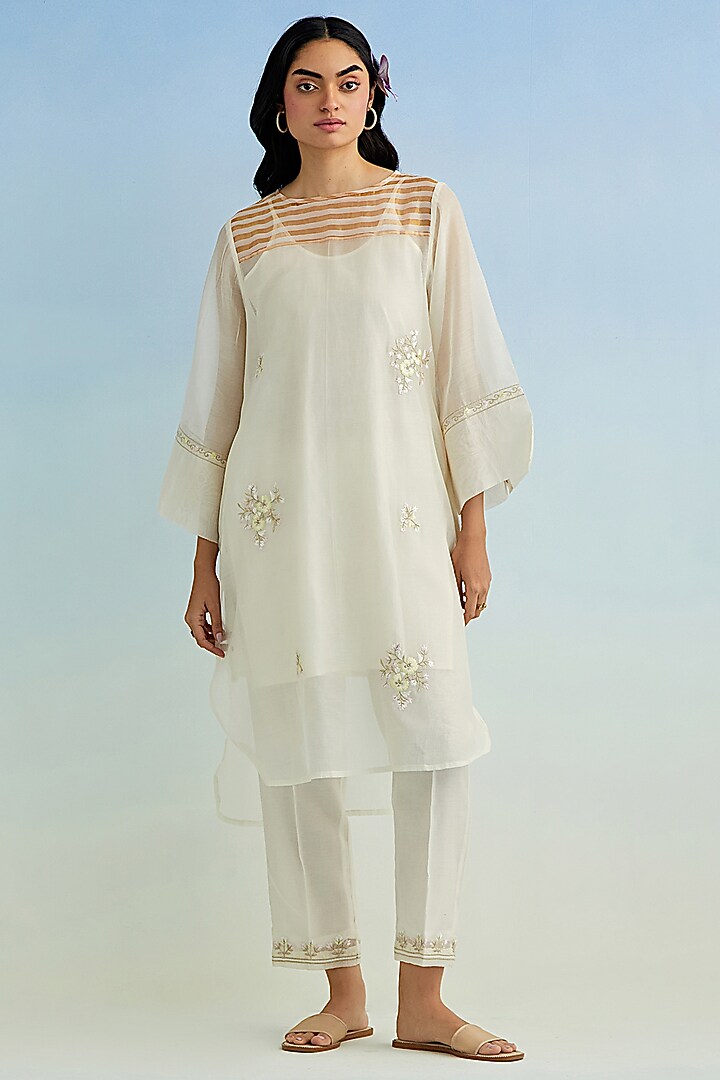 Ivory Mul Chanderi Thread Embroidered High-Low Kurta Set by Anantaa By Roohi Trehan at Pernia's Pop Up Shop