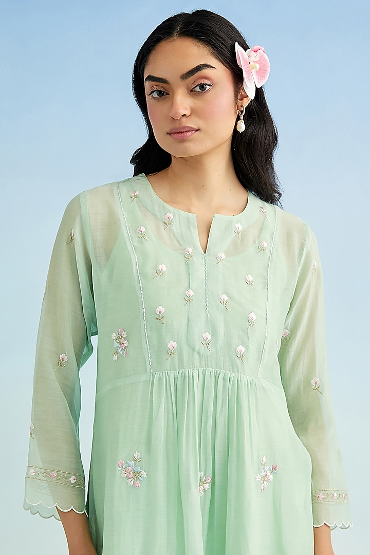 Green Mul Chanderi Embroidered Kurta Set by Anantaa By Roohi Trehan at Pernia's Pop Up Shop