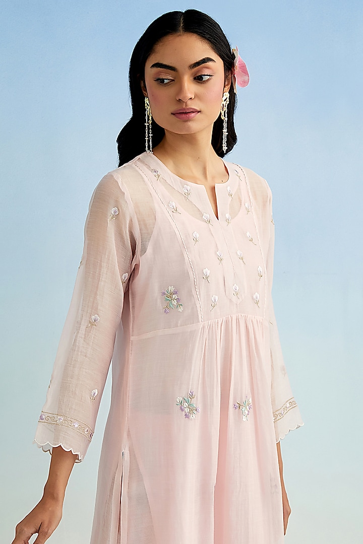 Pink Mul Chanderi Embroidered Kurta Set by Anantaa By Roohi Trehan at Pernia's Pop Up Shop