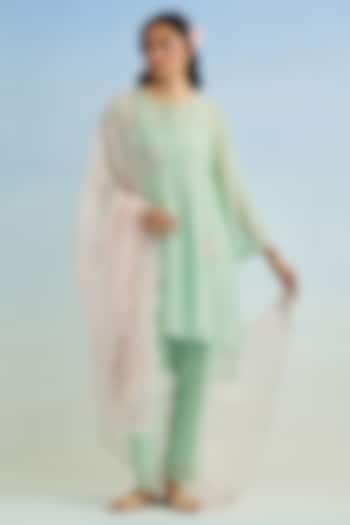 Green Mul Chanderi Floral High-Low Embroidered Kurta Set by Anantaa By Roohi Trehan at Pernia's Pop Up Shop