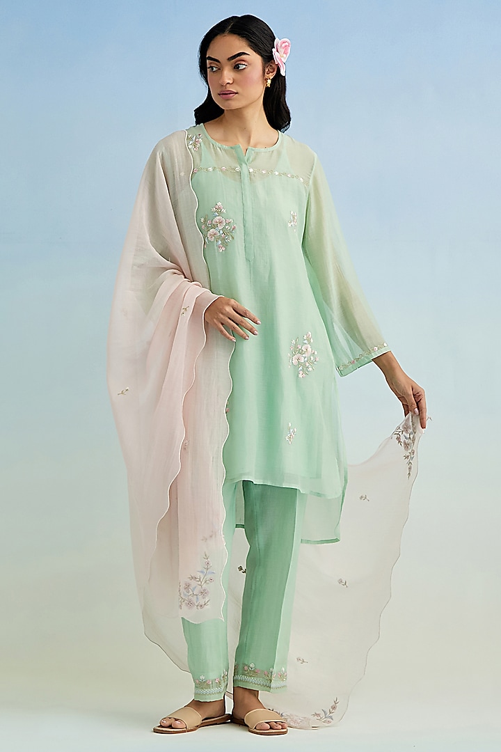 Green Mul Chanderi Floral High-Low Embroidered Kurta Set by Anantaa By Roohi Trehan at Pernia's Pop Up Shop
