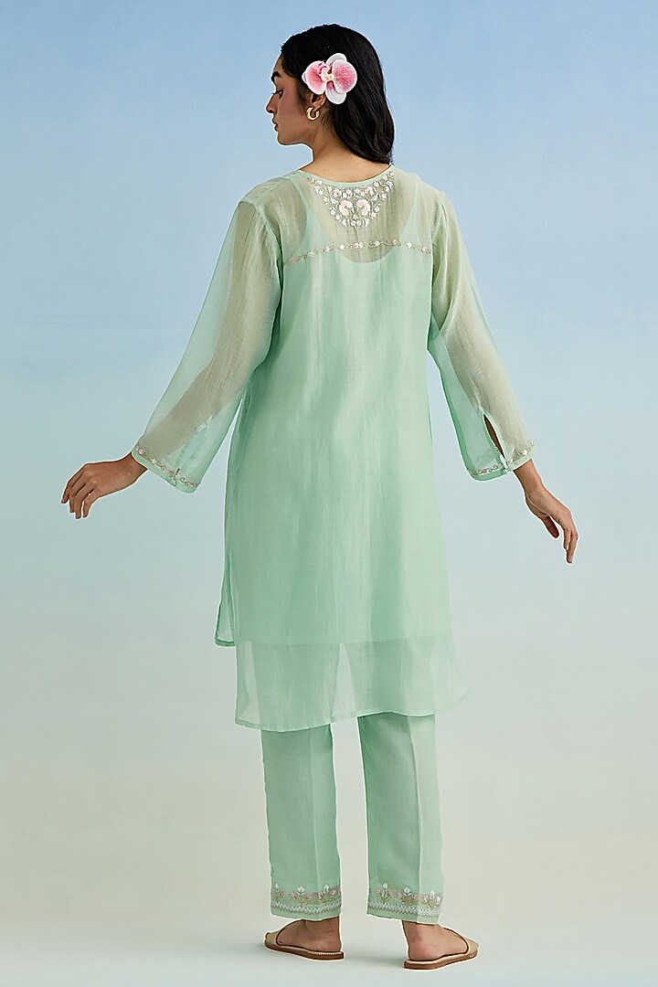 Green Mul Chanderi Floral High-Low Embroidered Kurta Set by Anantaa By Roohi Trehan at Pernia's Pop Up Shop