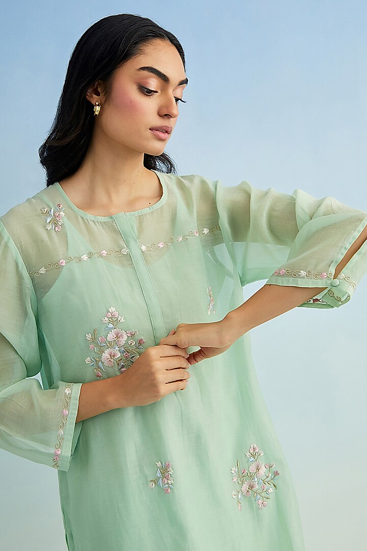 Green Mul Chanderi Floral High-Low Embroidered Kurta Set by Anantaa By Roohi Trehan at Pernia's Pop Up Shop