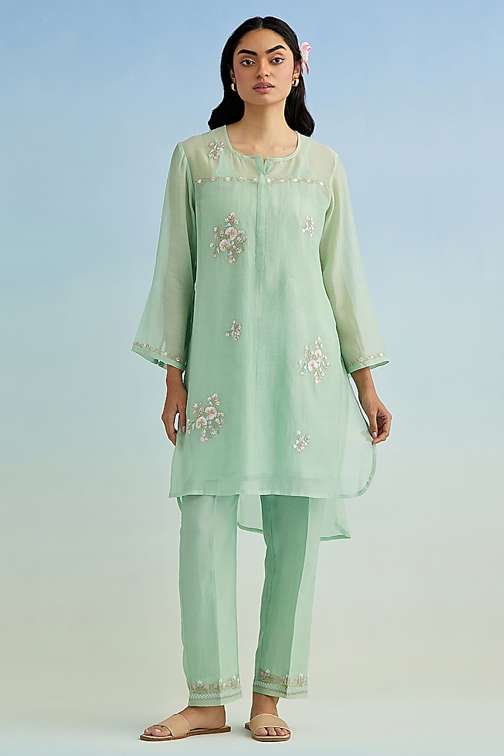 Green Mul Chanderi Floral High-Low Embroidered Kurta Set by Anantaa By Roohi Trehan at Pernia's Pop Up Shop