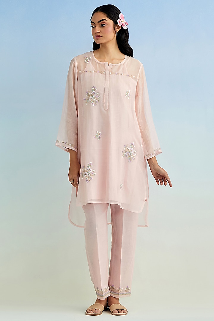 Pink Mul Chanderi Floral High-Low Embroidered Kurta Set by Anantaa By Roohi Trehan at Pernia's Pop Up Shop