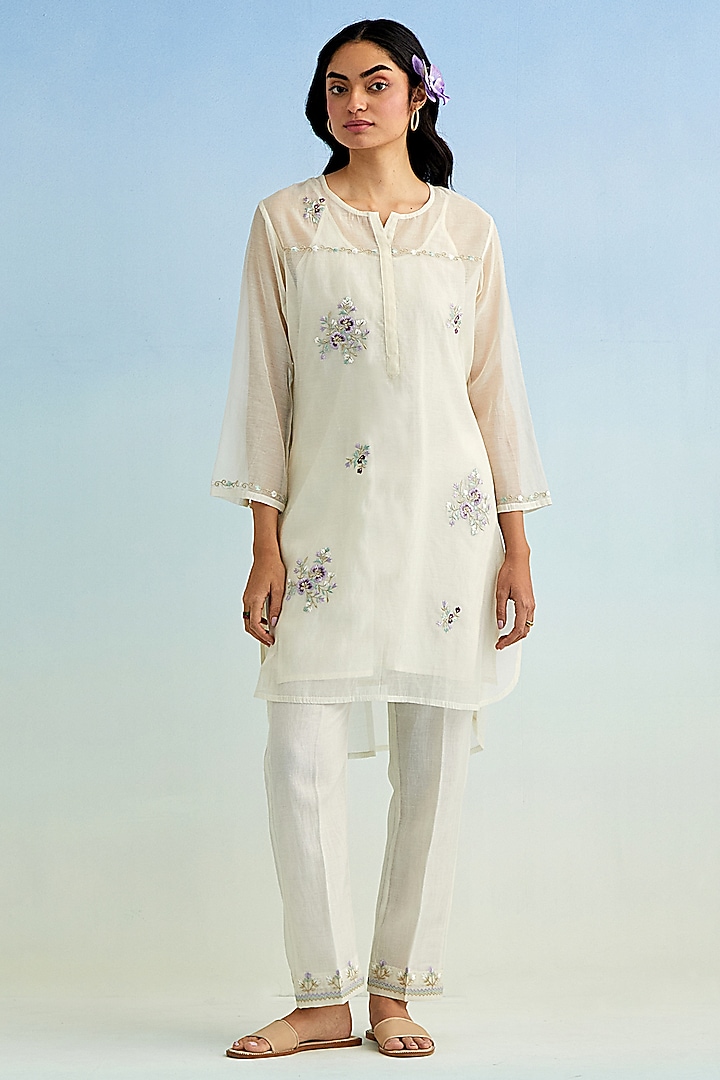 Ivory Mul Chanderi Floral High-Low Embroidered Kurta Set by Anantaa By Roohi Trehan at Pernia's Pop Up Shop