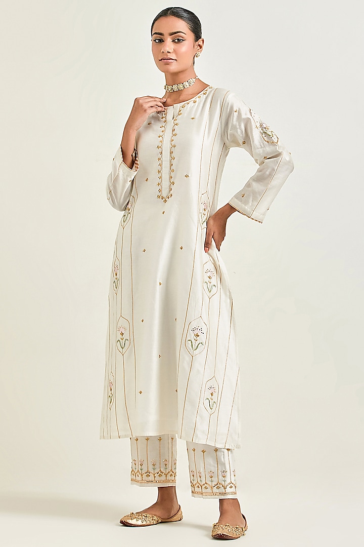 Off-White Silk Chanderi Embroidered Kurta Set by Anantaa By Roohi Trehan at Pernia's Pop Up Shop