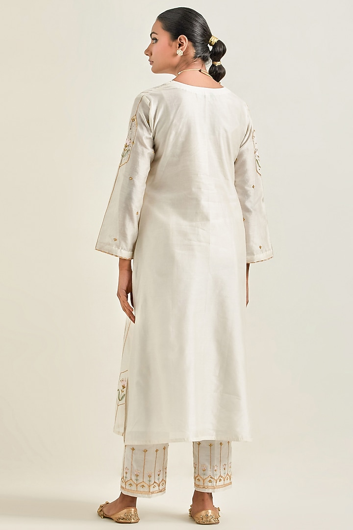 Off-White Silk Chanderi Embroidered Kurta Set by Anantaa By Roohi Trehan at Pernia's Pop Up Shop