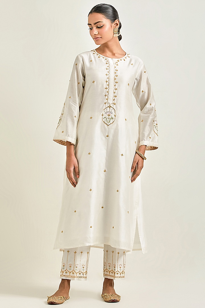 Off-White Silk Chanderi Embroidered Kurta Set by Anantaa By Roohi Trehan at Pernia's Pop Up Shop