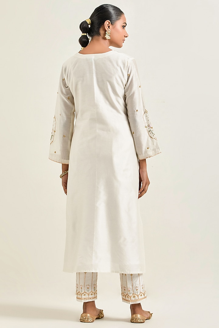 Off-White Silk Chanderi Embroidered Kurta Set by Anantaa By Roohi Trehan at Pernia's Pop Up Shop