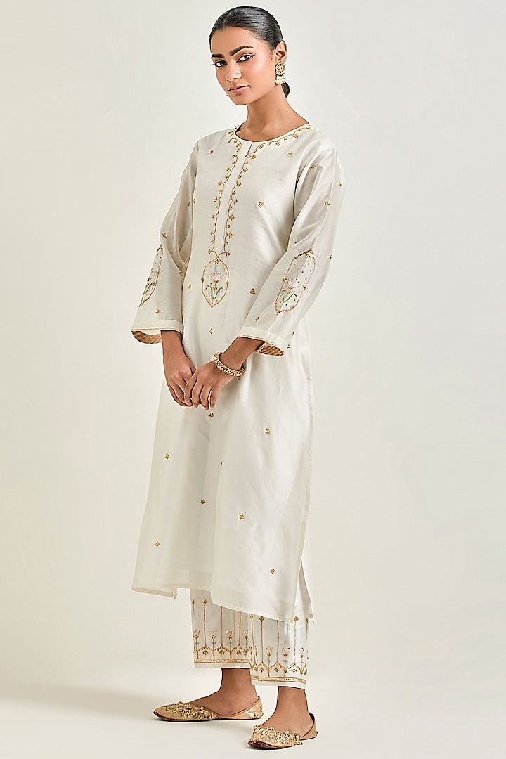 Off-White Silk Chanderi Embroidered Kurta Set by Anantaa By Roohi Trehan at Pernia's Pop Up Shop