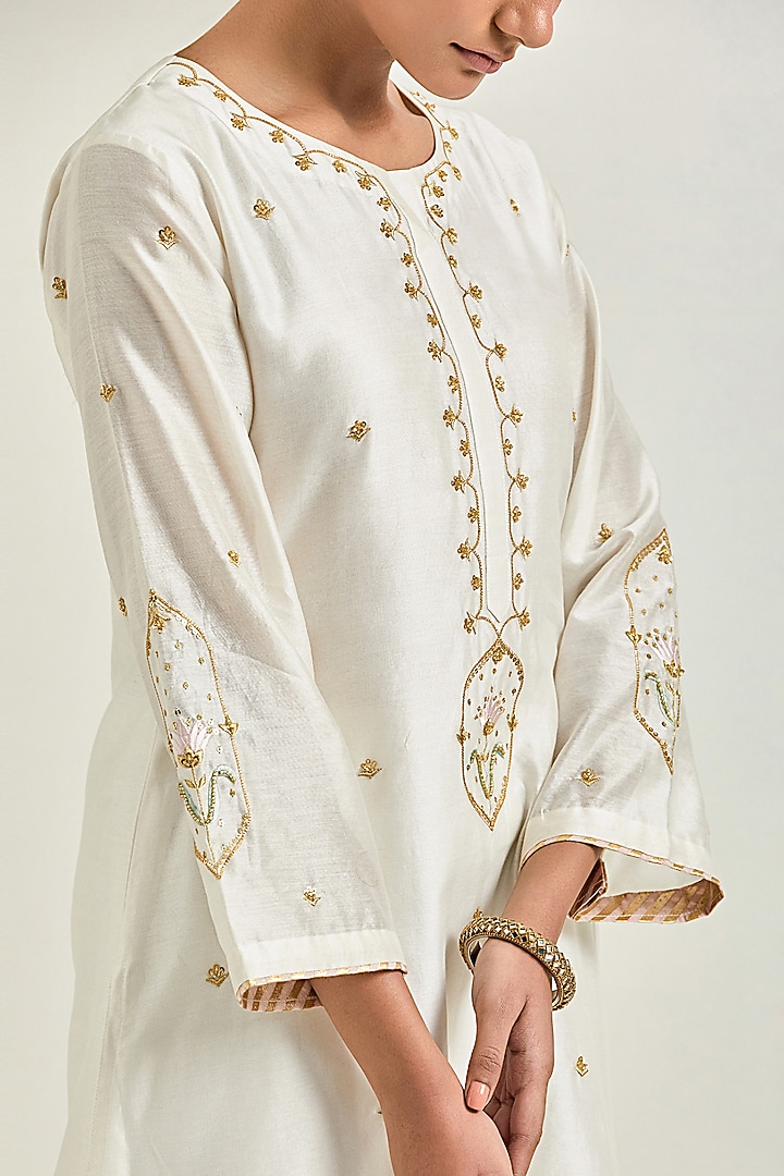 Off-White Silk Chanderi Embroidered Kurta Set by Anantaa By Roohi Trehan at Pernia's Pop Up Shop