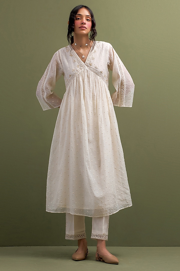 Ivory Mul Chanderi Thread Embroidered Kurta Set by Anantaa By Roohi Trehan at Pernia's Pop Up Shop