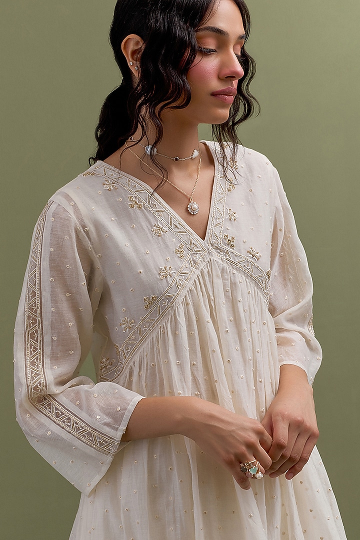 Ivory Mul Chanderi Thread Embroidered Kurta Set by Anantaa By Roohi Trehan at Pernia's Pop Up Shop