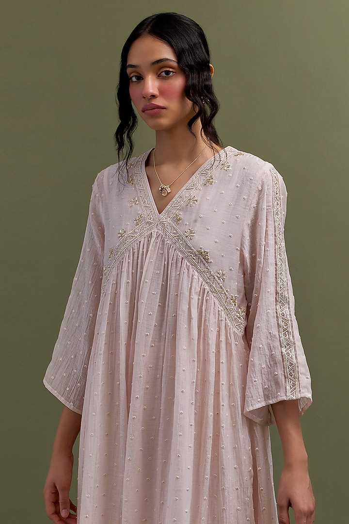 Pink Mul Chanderi Thread Embroidered Kurta Set by Anantaa By Roohi Trehan at Pernia's Pop Up Shop