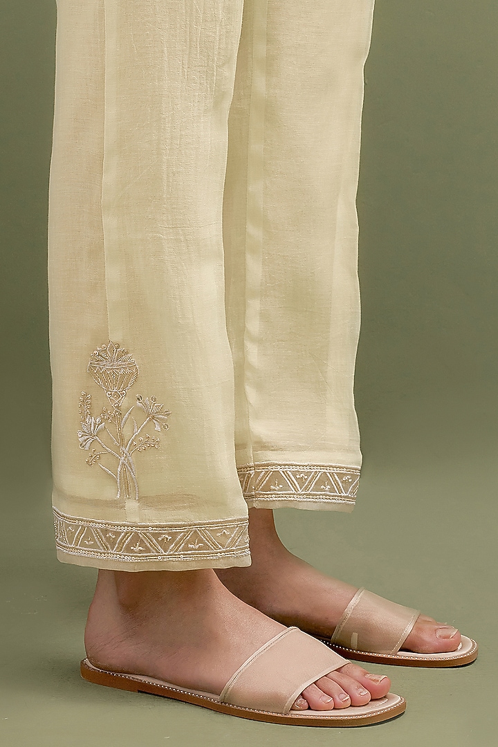Yellow Mul Chanderi Thread Embroidered Kurta Set by Anantaa By Roohi Trehan at Pernia's Pop Up Shop