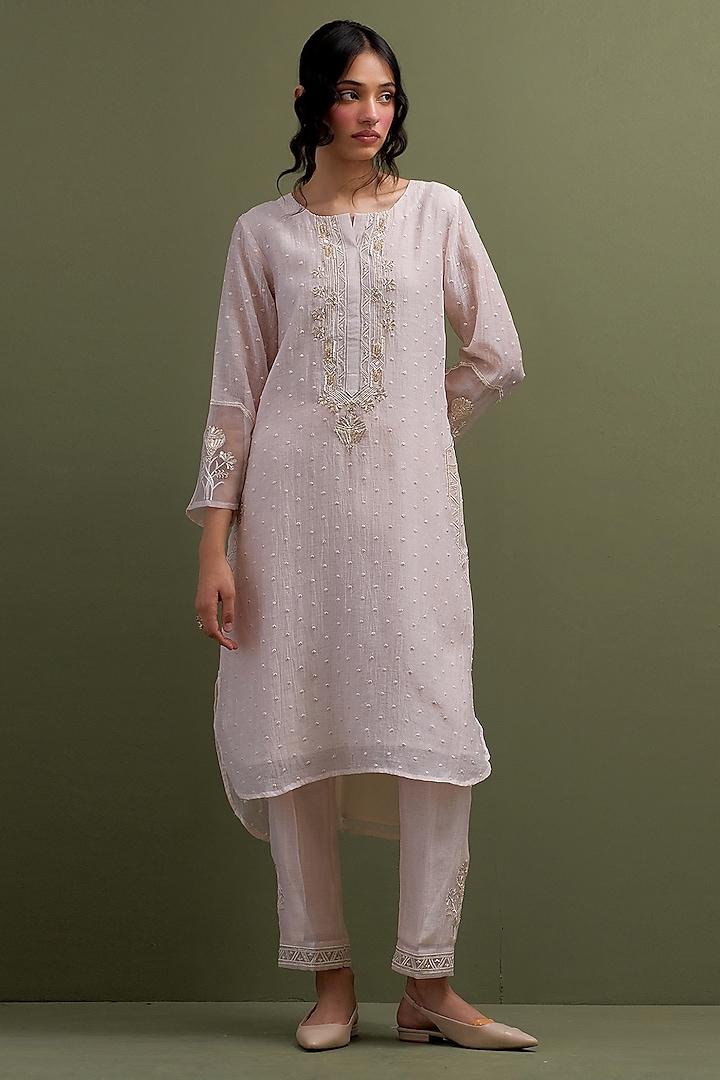 Pink Mul Chanderi Thread Embroidered Kurta Set by Anantaa By Roohi Trehan at Pernia's Pop Up Shop