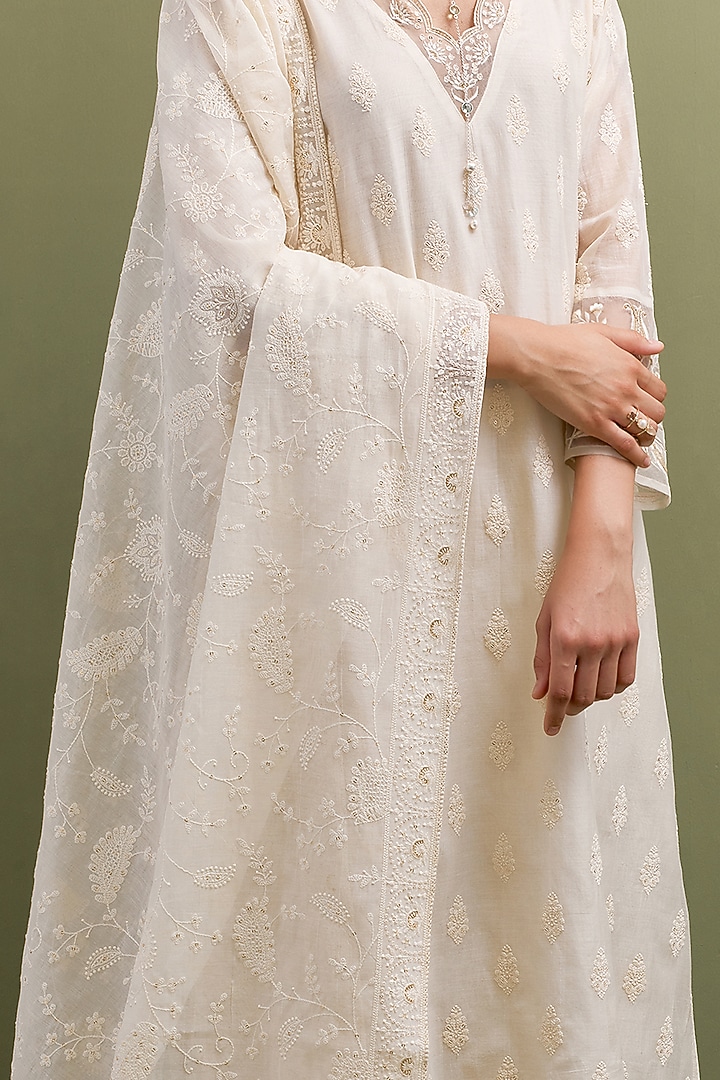 Ivory Mul Chanderi Thread Embroidered Kurta Set by Anantaa By Roohi Trehan at Pernia's Pop Up Shop