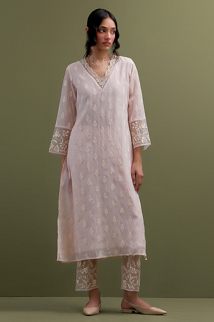 Pink Mul Chanderi Thread Embroidered Kurta Set by Anantaa By Roohi Trehan at Pernia's Pop Up Shop