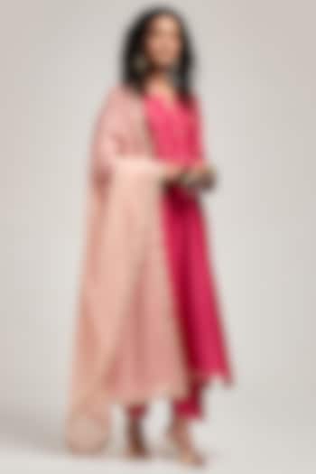 Fuchsia Silk Chanderi Floral Embroidered Kurta Set by Anantaa By Roohi Trehan at Pernia's Pop Up Shop