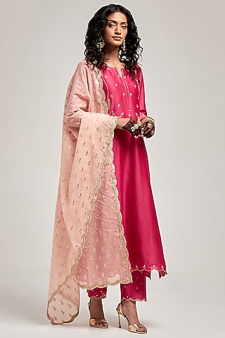 Fuchsia Silk Chanderi Floral Embroidered Kurta Set by Anantaa By Roohi Trehan