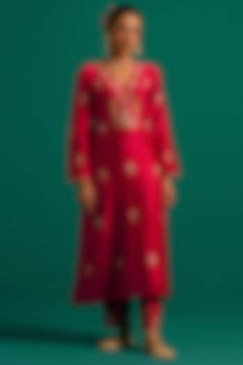 Red Silk Chanderi Hand Embroidered Kurta Set by Anantaa By Roohi Trehan at Pernia's Pop Up Shop