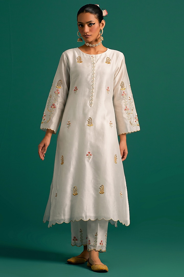 Off-White Silk Chanderi Hand Embroidered Kurta Set by Anantaa By Roohi Trehan at Pernia's Pop Up Shop