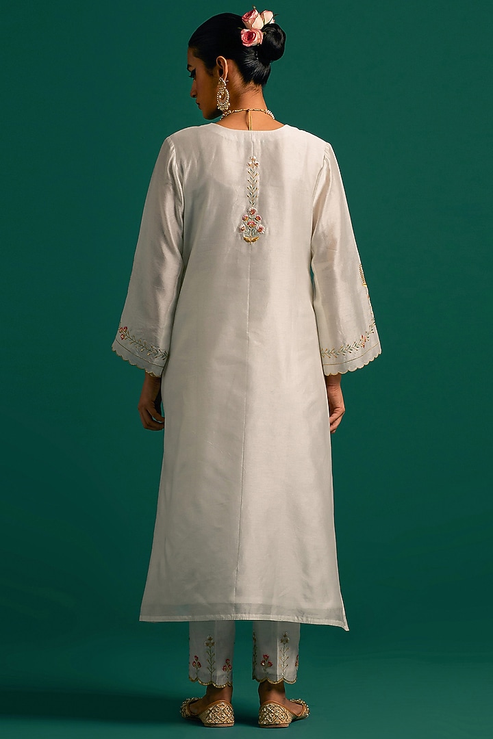 Off-White Silk Chanderi Hand Embroidered Kurta Set by Anantaa By Roohi Trehan at Pernia's Pop Up Shop