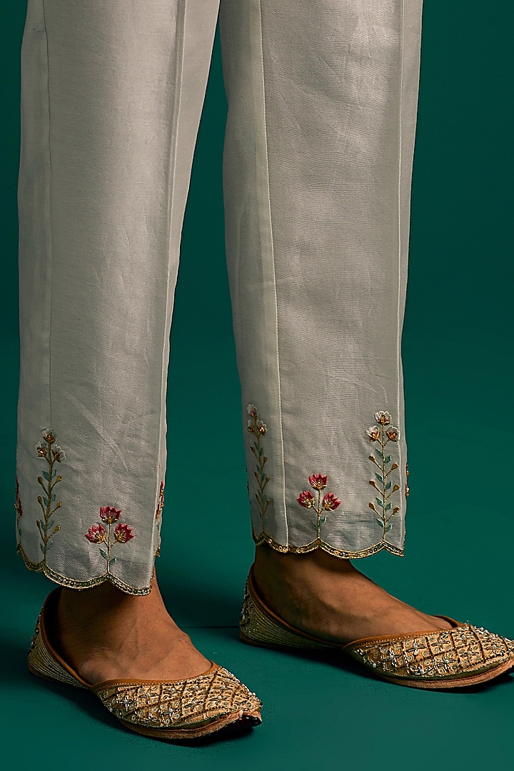 Off-White Silk Chanderi Hand Embroidered Kurta Set by Anantaa By Roohi Trehan at Pernia's Pop Up Shop