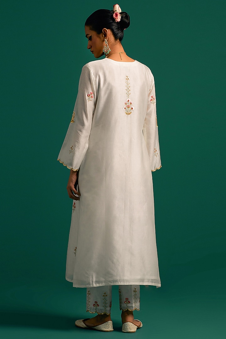 Off-White Silk Chanderi Hand Embroidered Kurta Set by Anantaa By Roohi Trehan at Pernia's Pop Up Shop