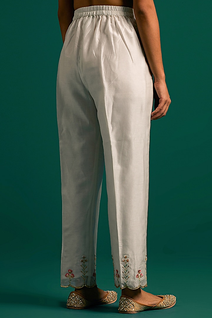 Off-White Silk Chanderi Hand Embroidered Kurta Set by Anantaa By Roohi Trehan at Pernia's Pop Up Shop