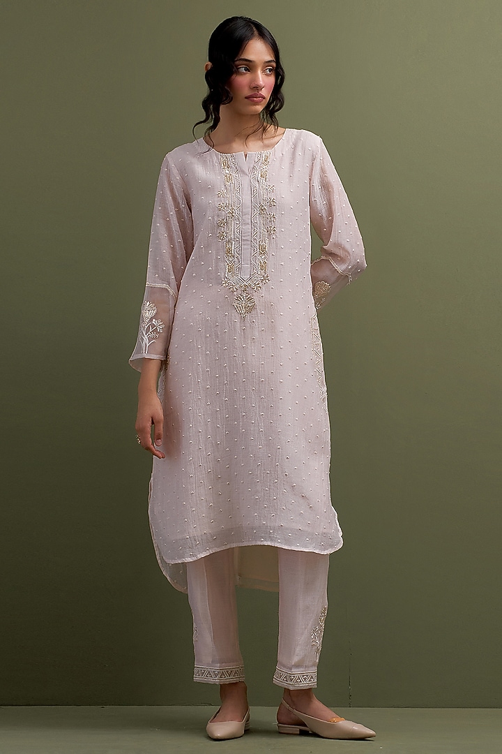 Pink Mul Chanderi Thread Hand Embroidered High-Low Kurta Set by Anantaa By Roohi Trehan at Pernia's Pop Up Shop