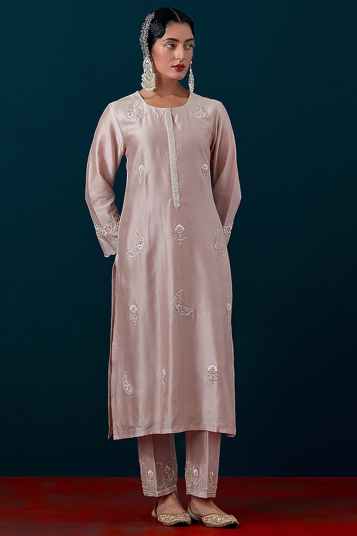 Old Rose Silk Chanderi Zari & Sequin Hand Embroidered Kurta Set by Anantaa By Roohi Trehan at Pernia's Pop Up Shop