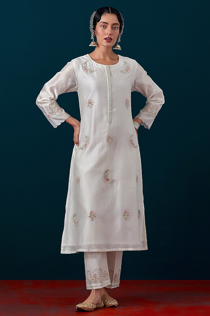 Off-White Silk Chanderi Zari & Sequin Hand Embroidered Kurta Set by Anantaa By Roohi Trehan at Pernia's Pop Up Shop
