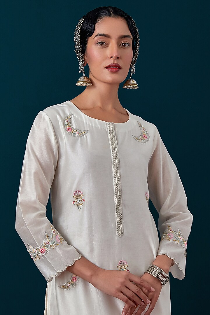 Off-White Silk Chanderi Zari & Sequin Hand Embroidered Kurta Set by Anantaa By Roohi Trehan at Pernia's Pop Up Shop