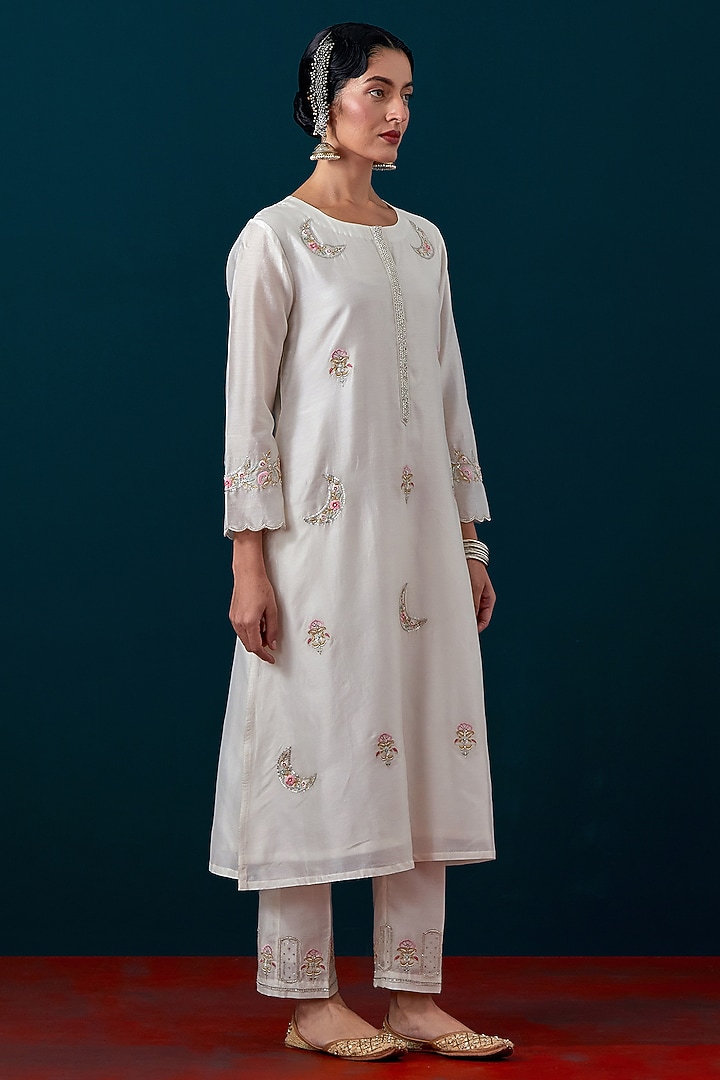 Off-White Silk Chanderi Zari & Sequin Hand Embroidered Kurta Set by Anantaa By Roohi Trehan at Pernia's Pop Up Shop