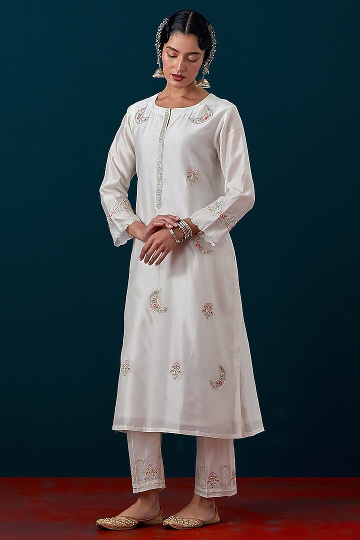 Off-White Silk Chanderi Zari & Sequin Hand Embroidered Kurta Set by Anantaa By Roohi Trehan at Pernia's Pop Up Shop