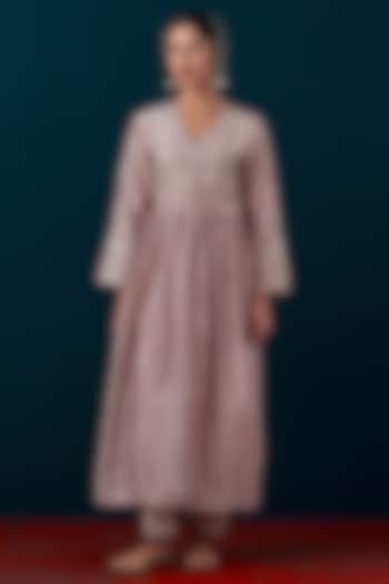 Onion Pink Silk Chanderi Floral Embroidered Kurta Set by Anantaa By Roohi Trehan at Pernia's Pop Up Shop