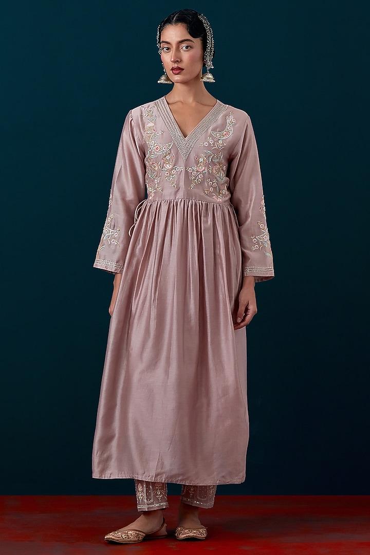 Onion Pink Silk Chanderi Floral Embroidered Kurta Set by Anantaa By Roohi Trehan at Pernia's Pop Up Shop
