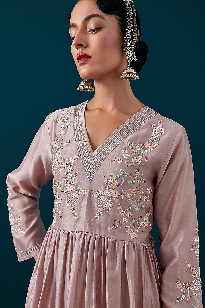 Onion Pink Silk Chanderi Floral Embroidered Kurta Set by Anantaa By Roohi Trehan at Pernia's Pop Up Shop
