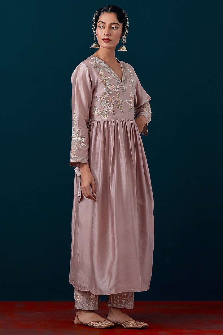 Onion Pink Silk Chanderi Floral Embroidered Kurta Set by Anantaa By Roohi Trehan at Pernia's Pop Up Shop