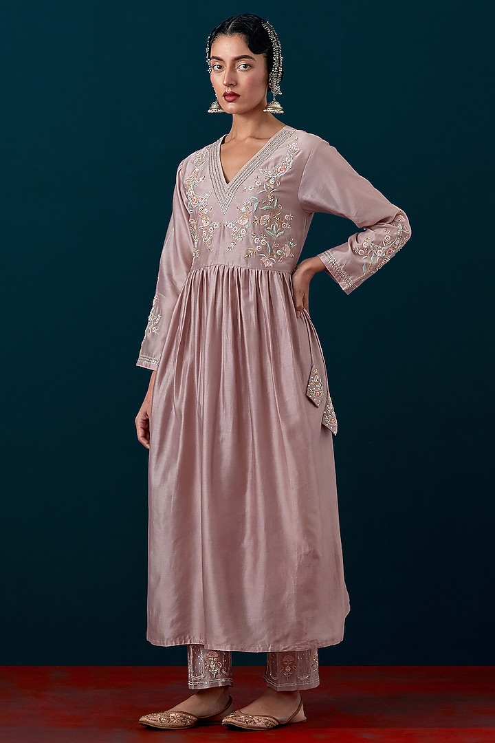 Onion Pink Silk Chanderi Floral Embroidered Kurta Set by Anantaa By Roohi Trehan at Pernia's Pop Up Shop