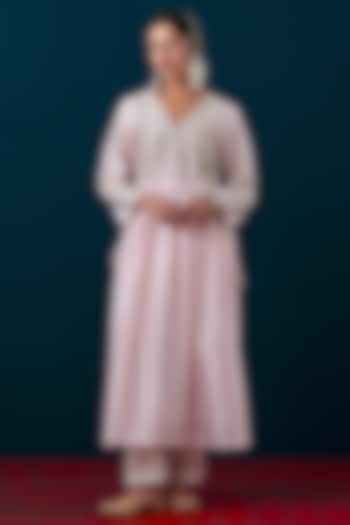 Pink Silk Chanderi Floral Embroidered Kurta Set by Anantaa By Roohi Trehan at Pernia's Pop Up Shop