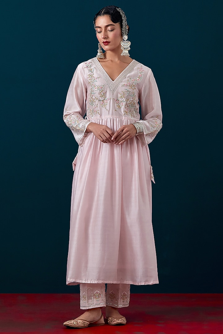 Pink Silk Chanderi Floral Embroidered Kurta Set by Anantaa By Roohi Trehan at Pernia's Pop Up Shop