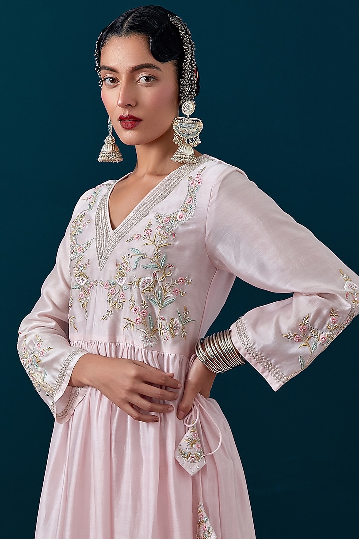 Pink Silk Chanderi Floral Embroidered Kurta Set by Anantaa By Roohi Trehan at Pernia's Pop Up Shop