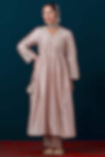 Old Rose Silk Chanderi Floral Embroidered Kurta Set by Anantaa By Roohi Trehan at Pernia's Pop Up Shop