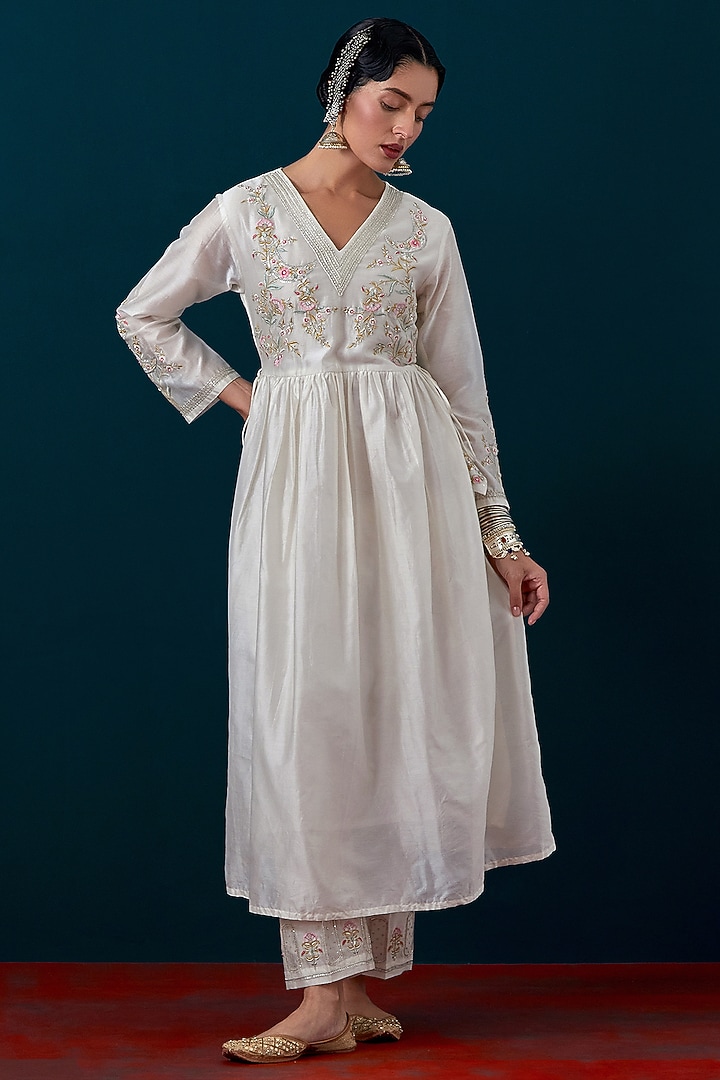 Off-White Silk Chanderi Floral Embroidered Kurta Set by Anantaa By Roohi Trehan at Pernia's Pop Up Shop